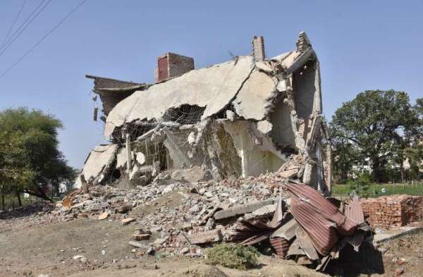 अतिक्रमण हटाया लेकिन दो महीने से जस का तस पड़ा मलबा