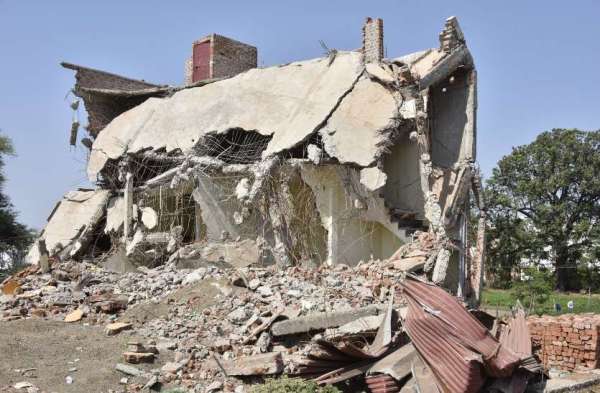 अतिक्रमण हटाया लेकिन दो महीने से जस का तस पड़ा मलबा