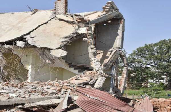 अतिक्रमण हटाया लेकिन दो महीने से जस का तस पड़ा मलबा