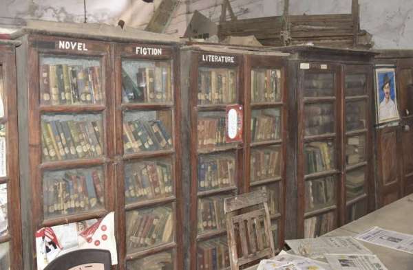 वाचनालय के साहित्य को लग गया लापरवाही का दीमक