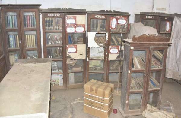 वाचनालय के साहित्य को लग गया लापरवाही का दीमक