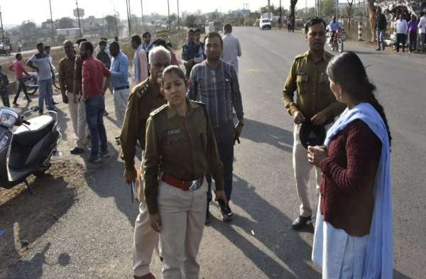 सड़क हादसों में 40 से ज्यादा स्कूली बच्चे घायल, बस ड्राइवर की दर्दनाक मौत