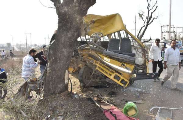 सड़क हादसों में 40 से ज्यादा स्कूली बच्चे घायल, बस ड्राइवर की दर्दनाक मौत