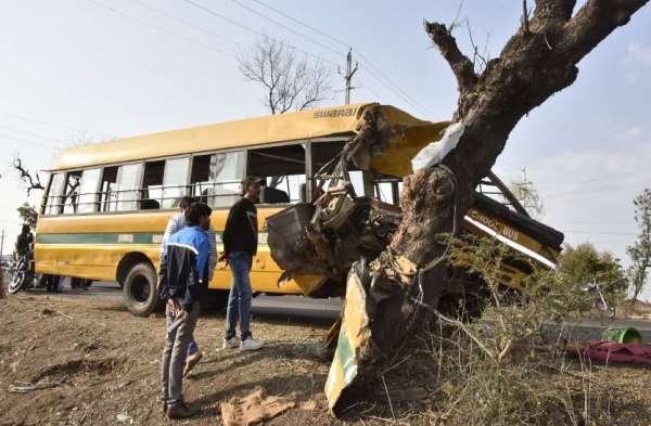 सड़क हादसों में 40 से ज्यादा स्कूली बच्चे घायल, बस ड्राइवर की दर्दनाक मौत