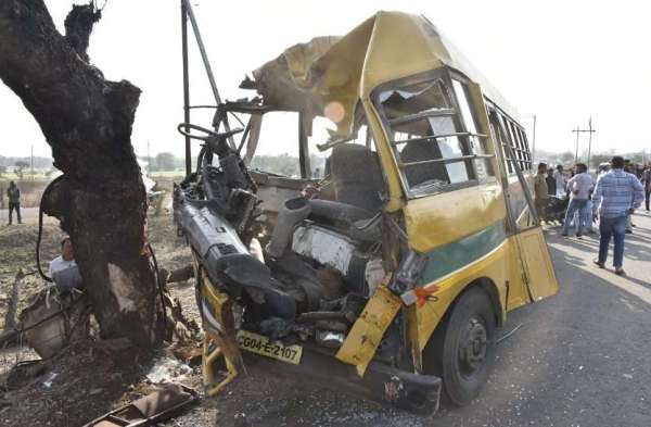 सड़क हादसों में 40 से ज्यादा स्कूली बच्चे घायल, बस ड्राइवर की दर्दनाक मौत