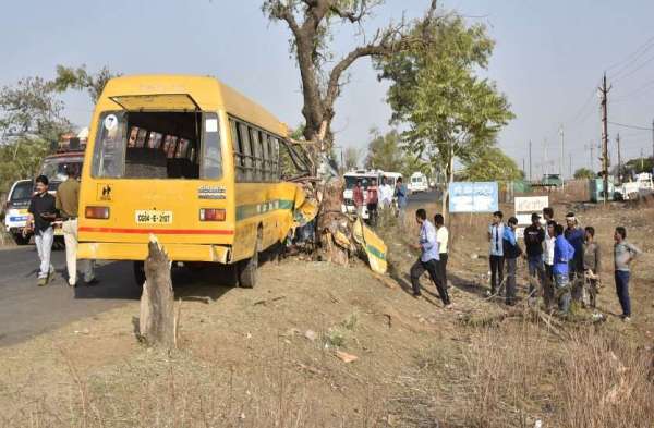 सड़क हादसों में 40 से ज्यादा स्कूली बच्चे घायल, बस ड्राइवर की दर्दनाक मौत