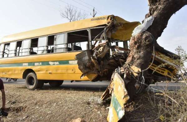 सड़क हादसों में 40 से ज्यादा स्कूली बच्चे घायल, बस ड्राइवर की दर्दनाक मौत