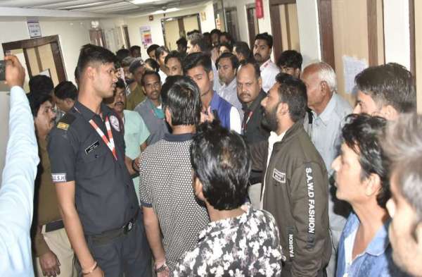 सड़क हादसों में 40 से ज्यादा स्कूली बच्चे घायल, बस ड्राइवर की दर्दनाक मौत