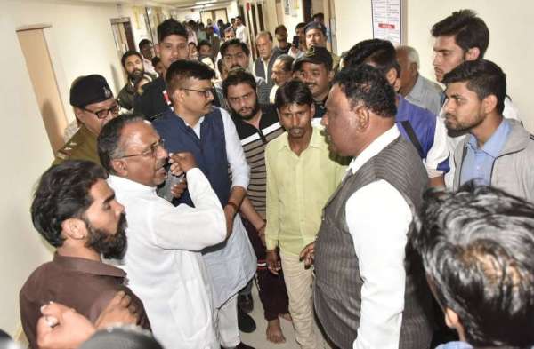 सड़क हादसों में 40 से ज्यादा स्कूली बच्चे घायल, बस ड्राइवर की दर्दनाक मौत