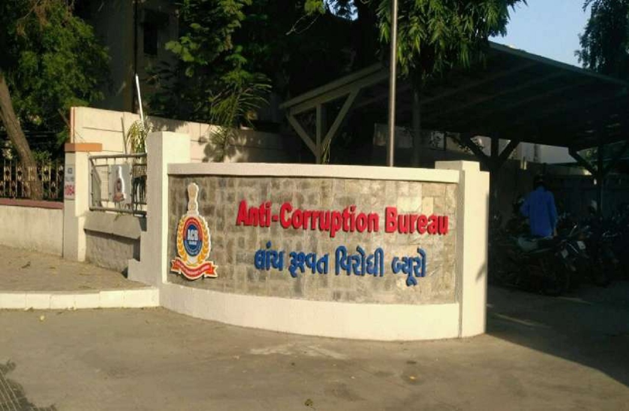 Ahmedabad News सब रजिस्ट्रार कार्यालय का जूनियर टेक्निकल असिस्टेंट रिश्वत लेते गिरफ्तार