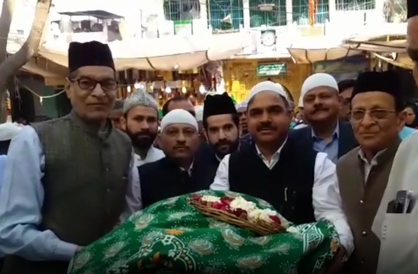 URS 2020 : राज्यपाल ने भेजी दरगाह में चादर, प्रदेश में खुशहाली और समृद्धि के लिए की दुआ