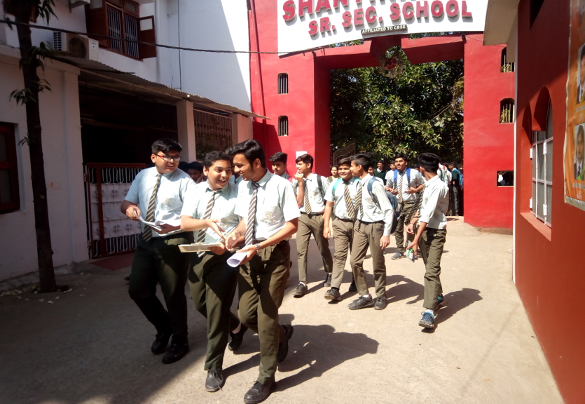 १०वीं अंग्रेजी का पेपर देकर निकले बच्चों के चेहरे पर नजर आई खुशी