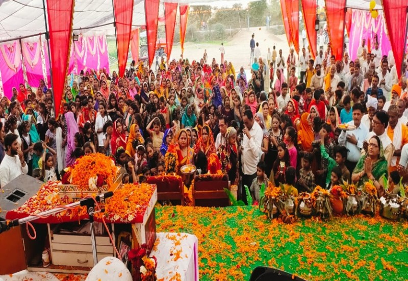 श्रद्धालुओं ने राधा-कृष्ण के साथ मनाया फूलोत्सव