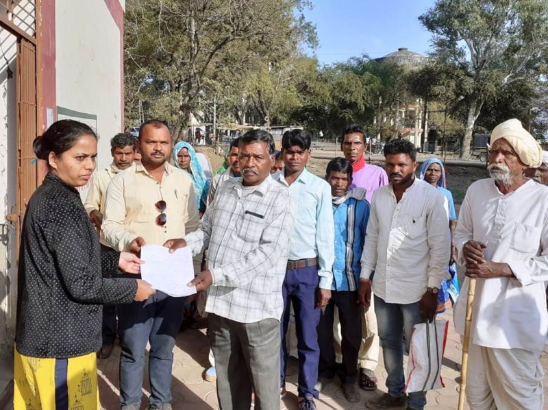 ग्रामीणों ने की बर्बाद हुई फसल के मुआवजे की मांग