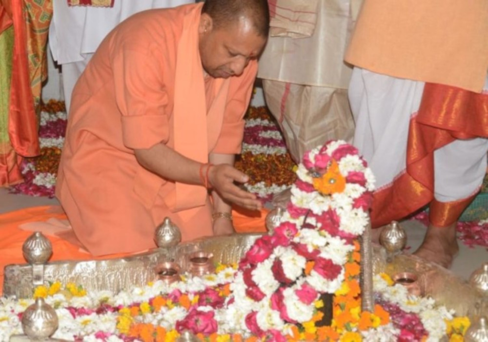 सीएम योगी ने इस विशाल मंदिर का किया उद्घाटन, तुरंत हुआ बड़ा चमत्कार, अचानक बोलने लगे भोलेनाथ