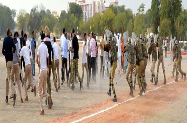 चूरू में प्रदर्शनकारी व पुलिस यूं भिड़ी...देखिए लाइव सीन