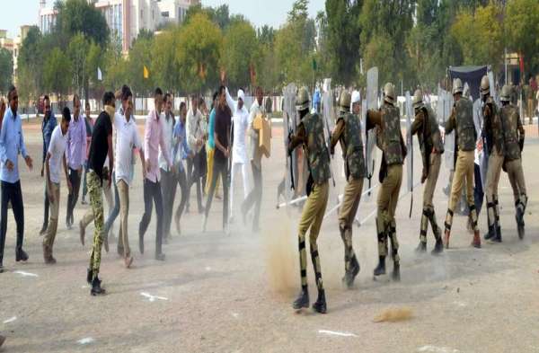 चूरू में प्रदर्शनकारी व पुलिस यूं भिड़ी...देखिए लाइव सीन