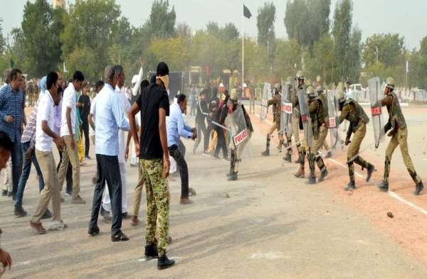चूरू में प्रदर्शनकारी व पुलिस यूं भिड़ी...देखिए लाइव सीन