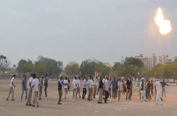 चूरू में प्रदर्शनकारी व पुलिस यूं भिड़ी...देखिए लाइव सीन