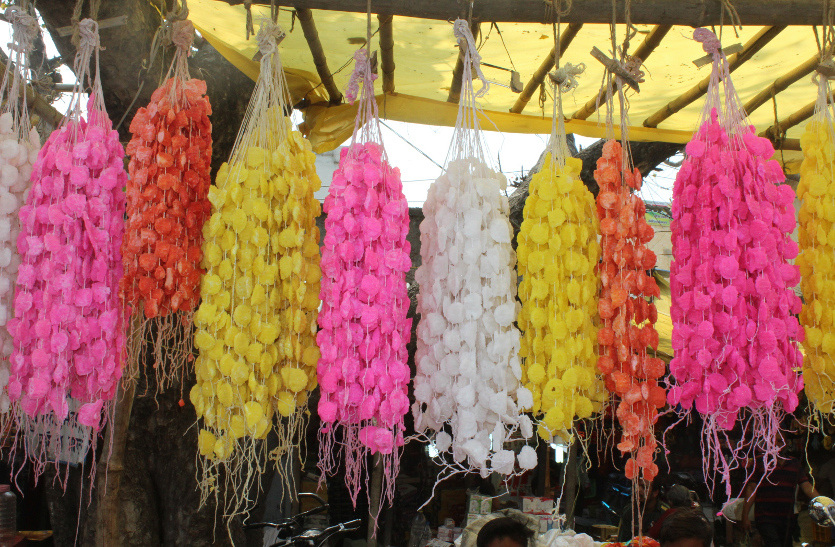 होली की तैयारी: गली-मोहल्ले में दिखने लगा होली का उत्साह, सज गईं रंग गुलाल की दुकानें