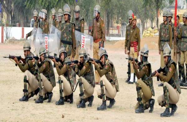 चूरू में प्रदर्शनकारी व पुलिस यूं भिड़ी...देखिए लाइव सीन