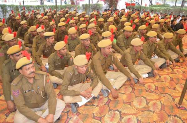 चूरू में प्रदर्शनकारी व पुलिस यूं भिड़ी...देखिए लाइव सीन