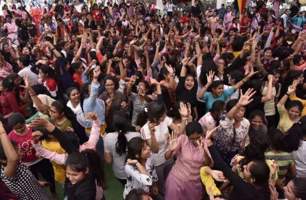 आनंद उत्सव मेले का हुआ समापन, बॉलीवुड गानों पर थिरकी छात्राएं