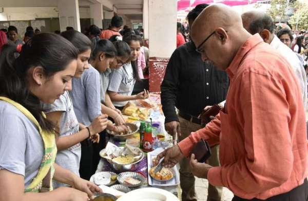 आनंद उत्सव मेले का हुआ समापन, बॉलीवुड गानों पर थिरकी छात्राएं