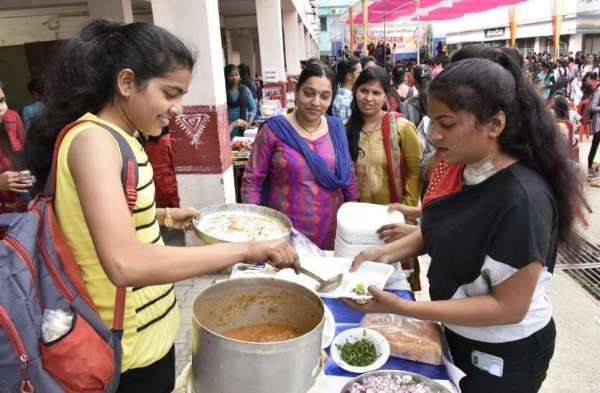 आनंद उत्सव मेले का हुआ समापन, बॉलीवुड गानों पर थिरकी छात्राएं