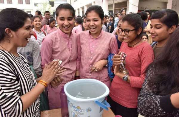 आनंद उत्सव मेले का हुआ समापन, बॉलीवुड गानों पर थिरकी छात्राएं