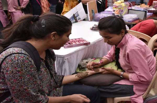 आनंद उत्सव मेले का हुआ समापन, बॉलीवुड गानों पर थिरकी छात्राएं