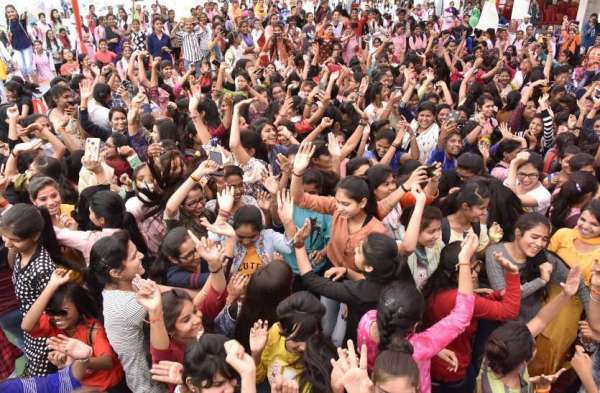 आनंद उत्सव मेले का हुआ समापन, बॉलीवुड गानों पर थिरकी छात्राएं