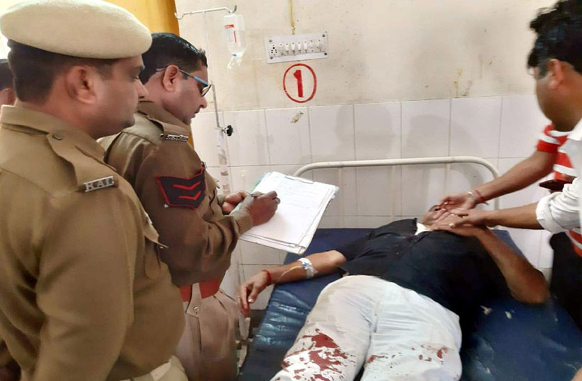 कार व जीप की भिडंत में पति, पत्नी व पुत्री सहित सात जने हुए घायल, एक को किया जयपुर रेफर