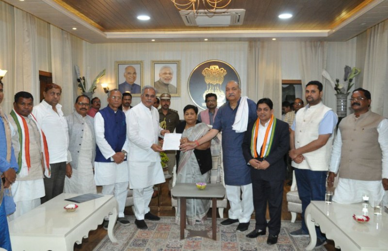 लीगल एक्शन के मूड में सरकार, आईटी छापा मामले में राज्यपाल से मिले मुख्यमंत्री और मंत्रिमंडल के सदस्य