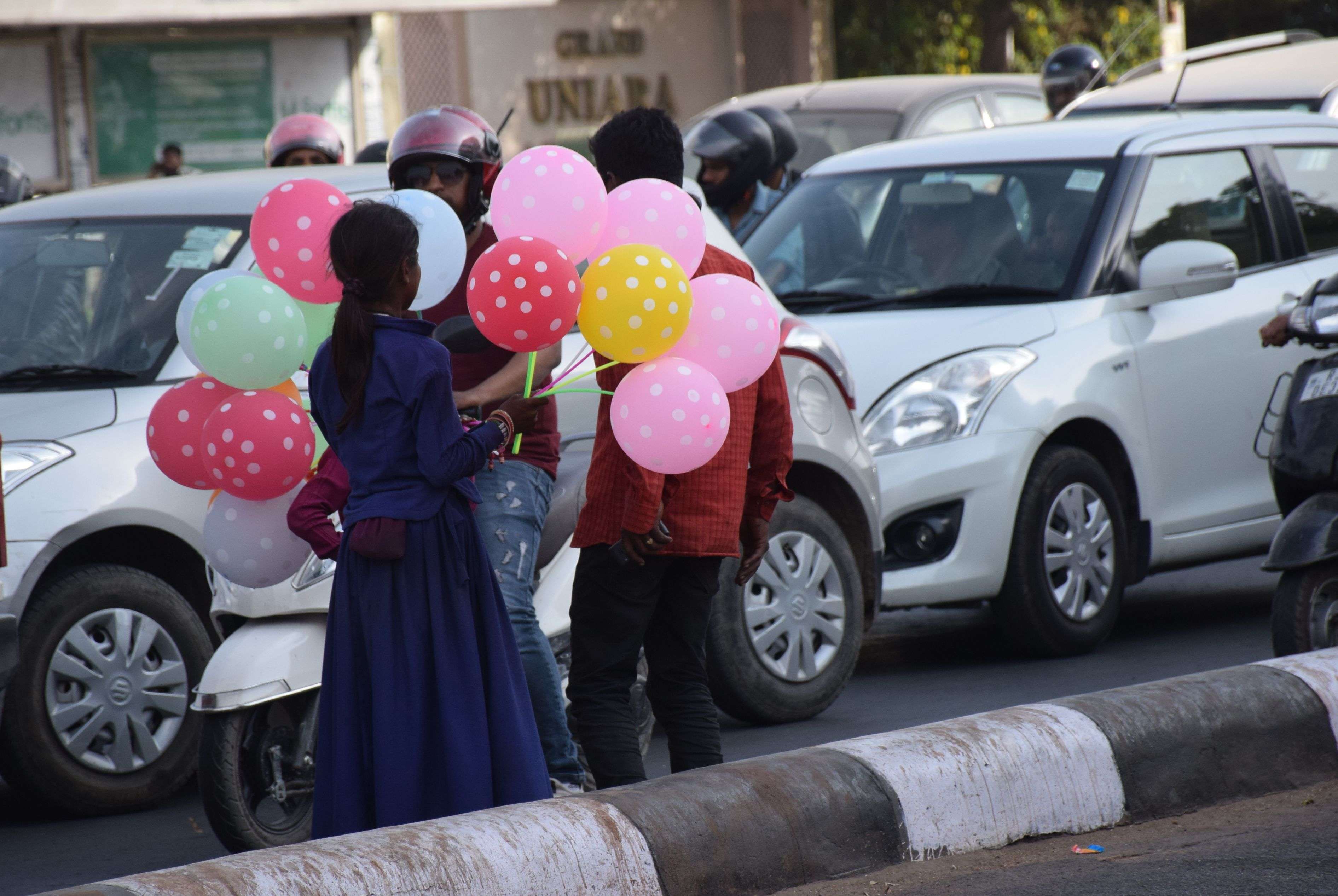 जयपुर के तीन मूर्ति सर्कल पर रोड़ के बीच गुब्बारे बेचते बच्चों से कभी भी हादसा हो
सकता है देखें तस्वीरों में