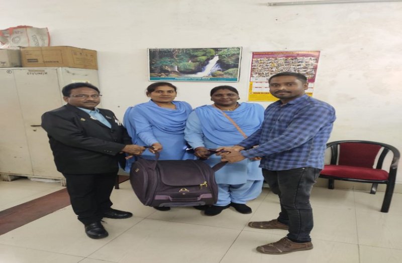 सोशल प्राइड : रेलवे कर्मियों ने दवाई से भरा बैग बीमार यात्री को लौटाया