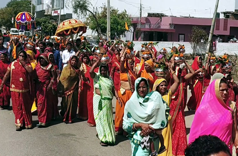 महाशिवपुराण कथा के आयोजन पर महिलाओं ने निकाली कलश यात्रा