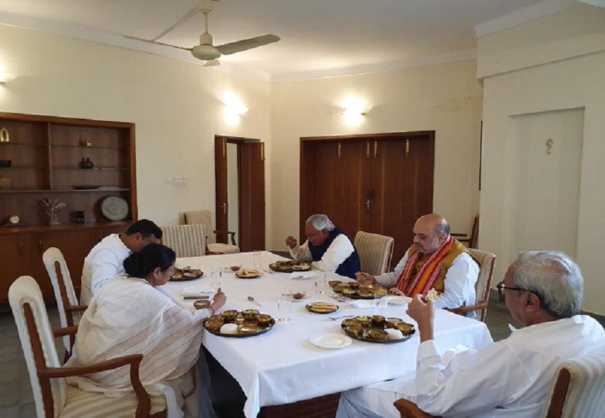 जब अमित शाह के साथ भोज में शामिल हुईं बंगाल की सीएम ममता बनर्जी
