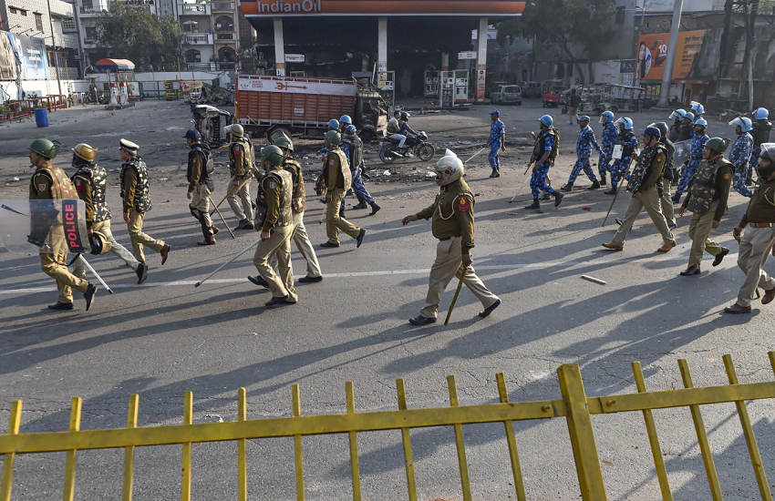 दिल्ली: हिंसाग्रस्त इलाकों में पुलिस ने रात भर किया फ्लैग मार्च