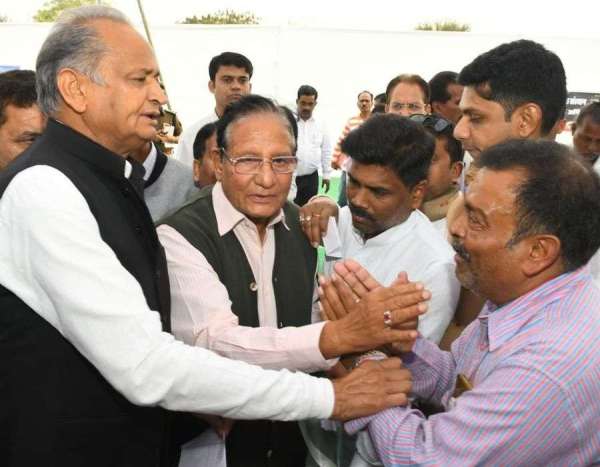 मेज नदी दुखान्तिका में मृतकों को सामुहिक श्रद्धाजंलि अर्पित