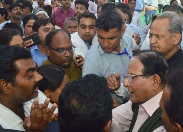 मेज नदी दुखान्तिका में मृतकों को सामुहिक श्रद्धाजंलि अर्पित