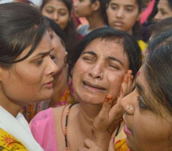 मेज नदी दुखान्तिका में मृतकों को सामुहिक श्रद्धाजंलि अर्पित