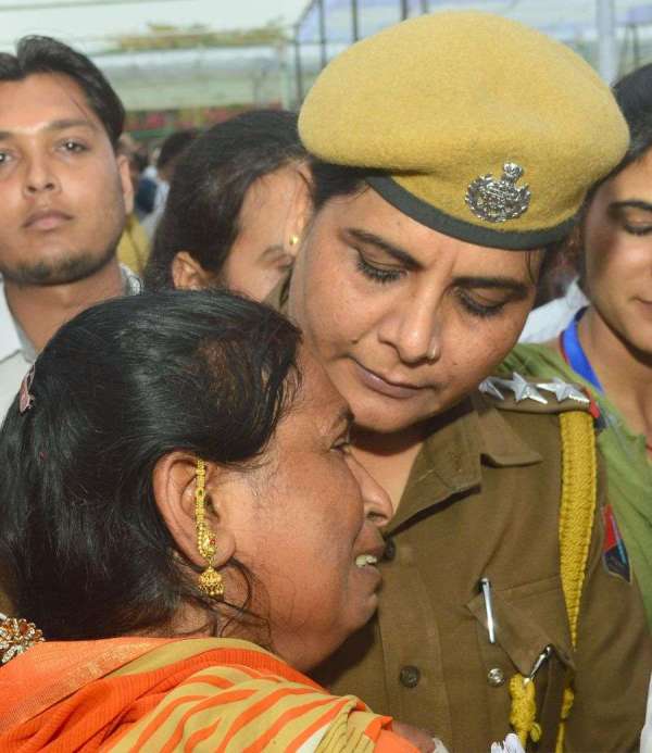 मेज नदी दुखान्तिका में मृतकों को सामुहिक श्रद्धाजंलि अर्पित
