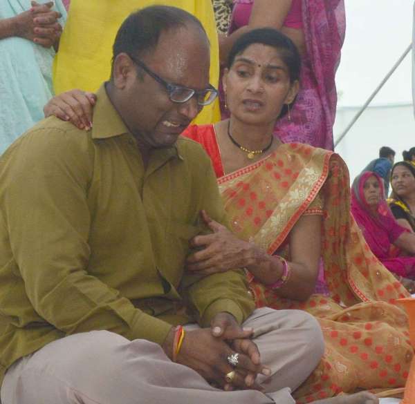 मेज नदी दुखान्तिका में मृतकों को सामुहिक श्रद्धाजंलि अर्पित