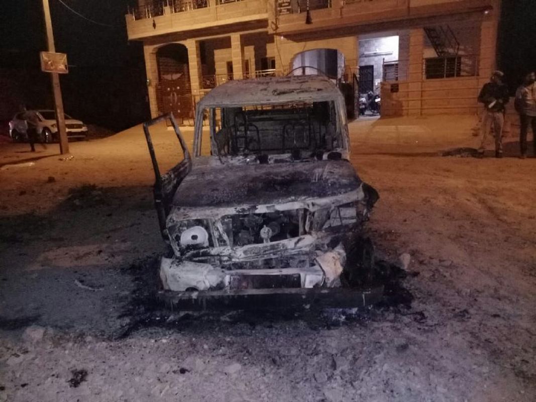 मकान पर फायरिंग कर बोलेरो कैम्पर छोड़ भागे हमलावर, घरवालों ने कैम्पर में लगाई आग