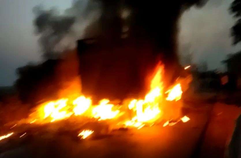 ACCIDENT : दो ट्रेलरों में भिडंत के बाद लगी भयंकर आग