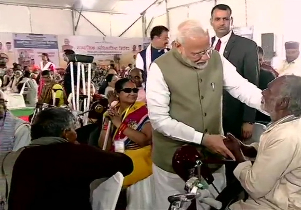 प्रयागराज में प्रधानमंत्री नरेंद्र मोदी की मौजूदगी में बना रिकॉर्ड, 27 हजार दिव्यांगों को बांटे गए उपकरण