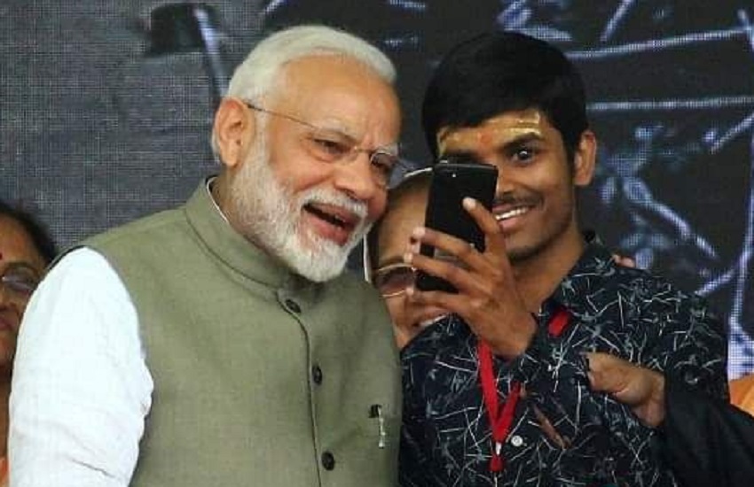PM Modi took selfie with Divyang Vivek on stage in prayagraj