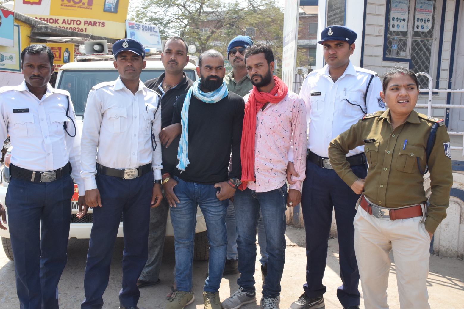 Traffic police became a ride, arrested two masked