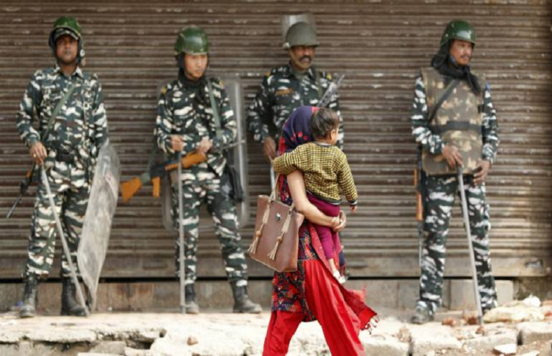 Delhi Violence: हिंसाग्रस्त इलाकों में सुरक्षाबलों ने रात भर की पेट्रोलिंग